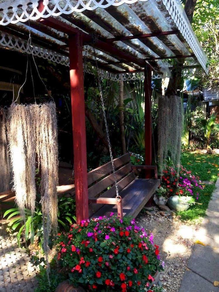 Santitham Guest House Chiang Mai Bagian luar foto